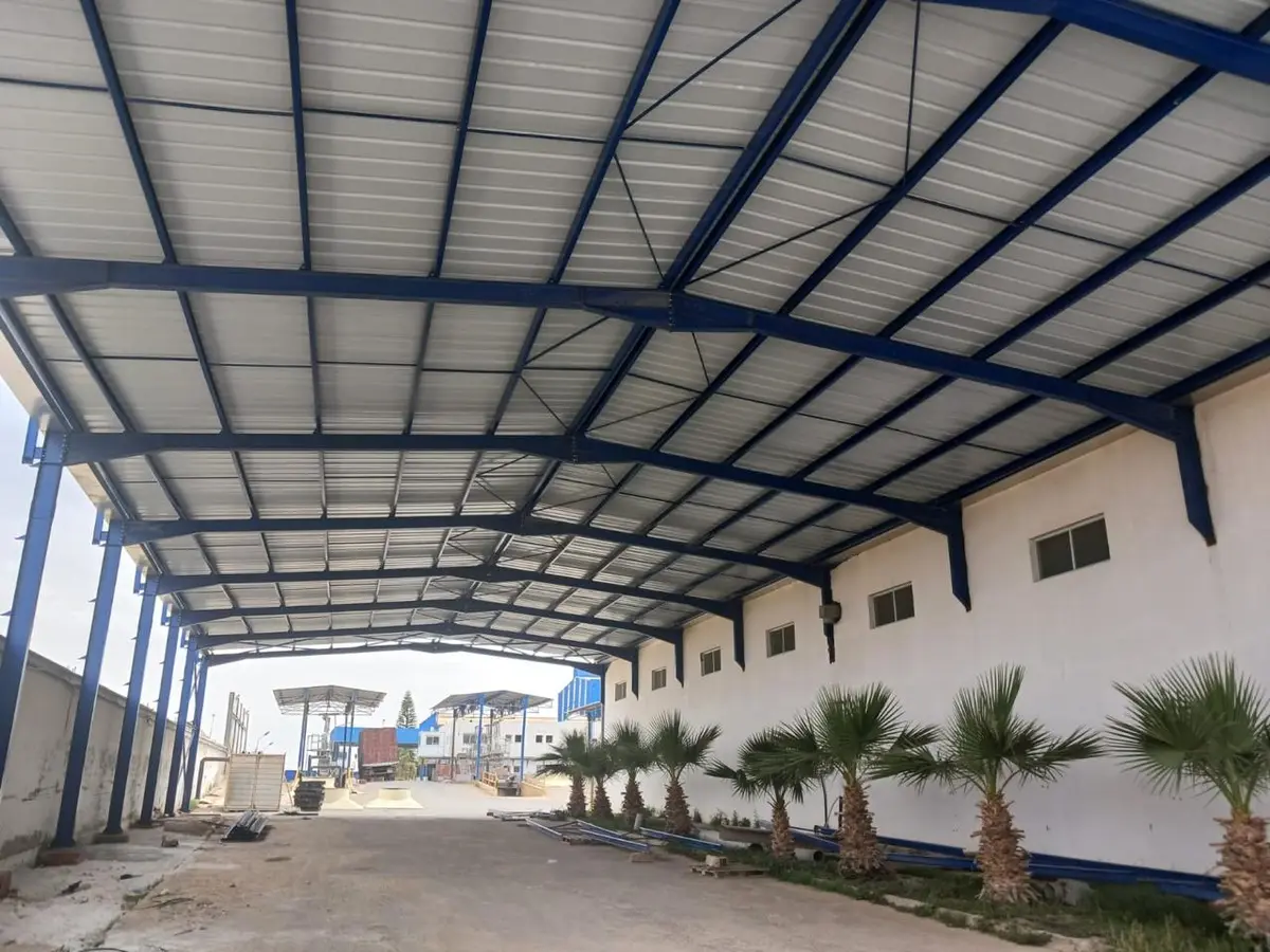 Auvent industriel en charpente métallique et bac acier