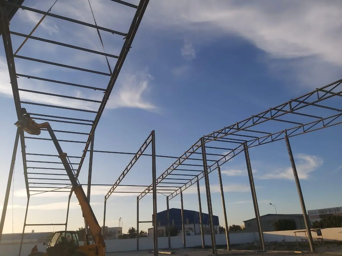 Montage de la charpente métallique d'un hangar industriel